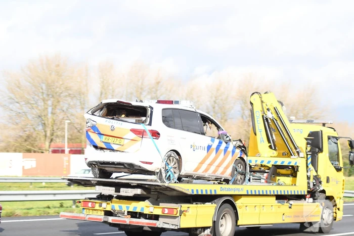 Politievoertuig fiks beschadigd door brand
