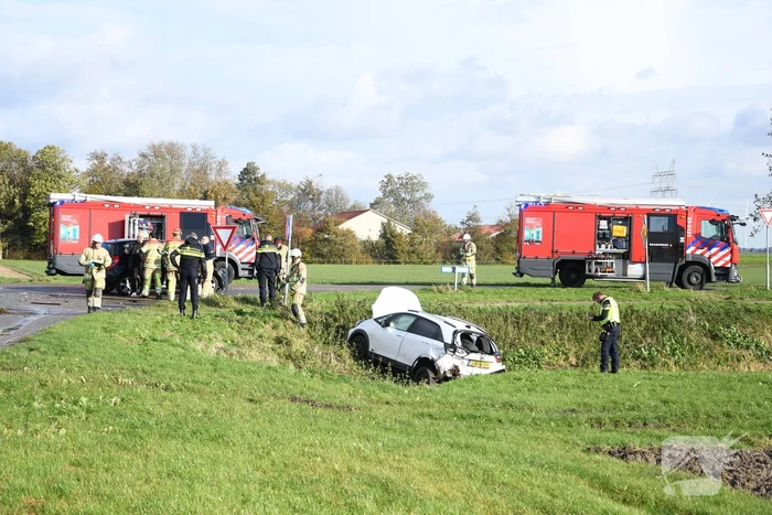 Auto belandt in greppel bij ernstig ongeval