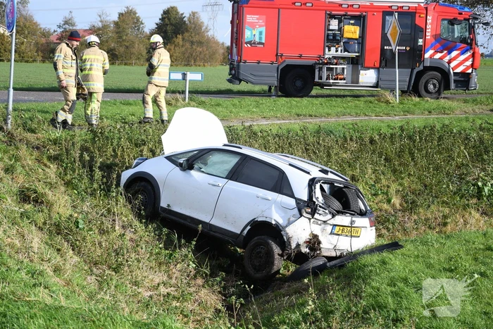 Auto belandt in greppel bij ernstig ongeval