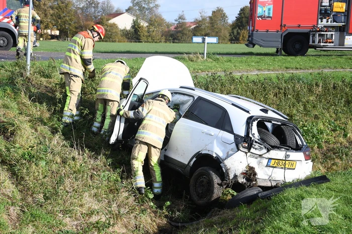 Auto belandt in greppel bij ernstig ongeval