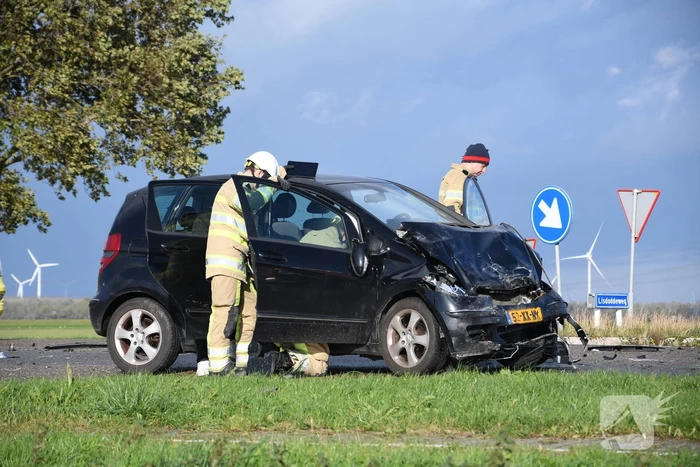 Auto belandt in greppel bij ernstig ongeval