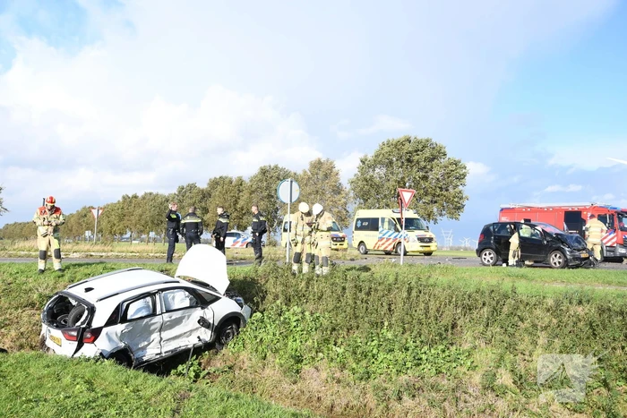 Auto belandt in greppel bij ernstig ongeval
