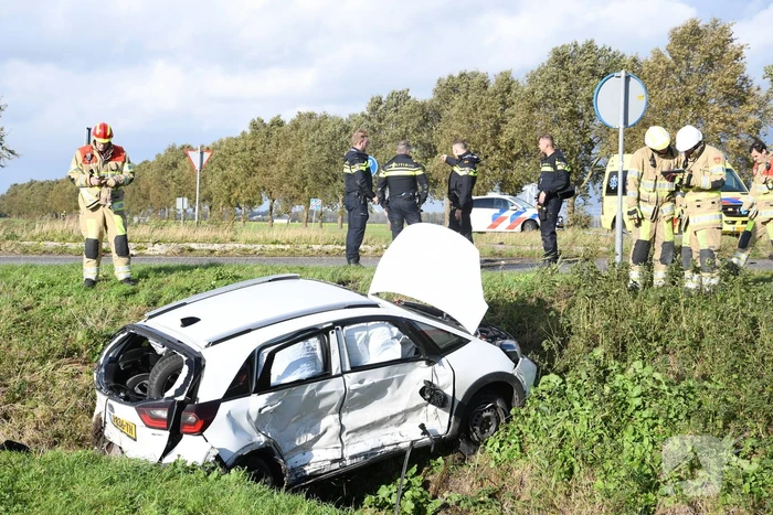 Auto belandt in greppel bij ernstig ongeval