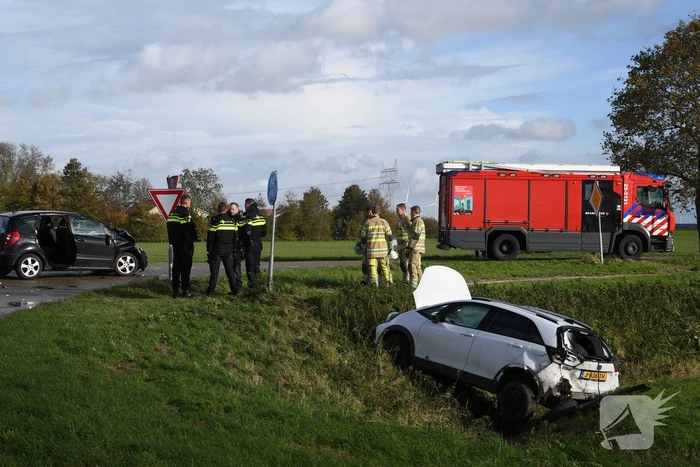 Auto belandt in greppel bij ernstig ongeval