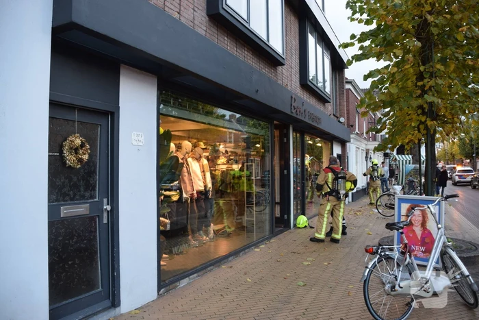 Brand op het dak van winkelpand