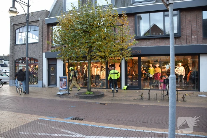 Brand op het dak van winkelpand