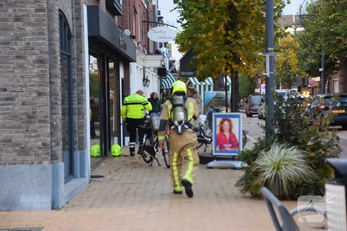 Brand op het dak van winkelpand