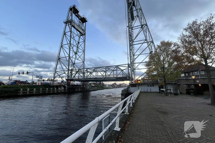 Schip vaart tegen hefbrug