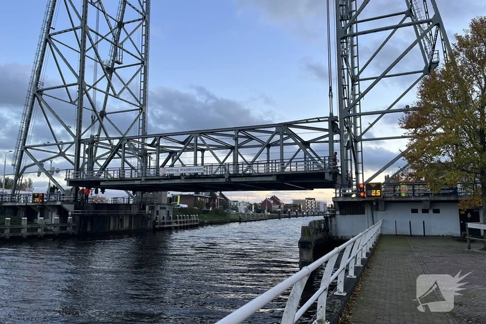 Schip vaart tegen hefbrug