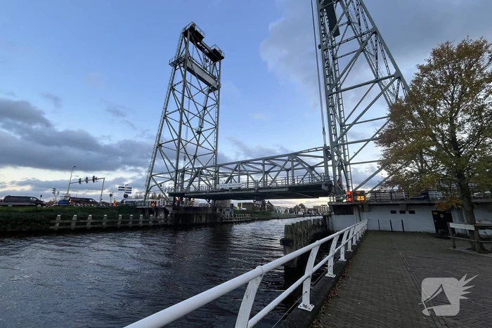 Schip vaart tegen hefbrug