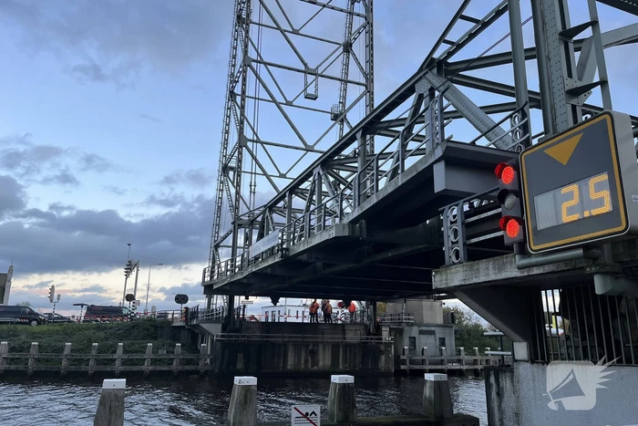 Schip vaart tegen hefbrug