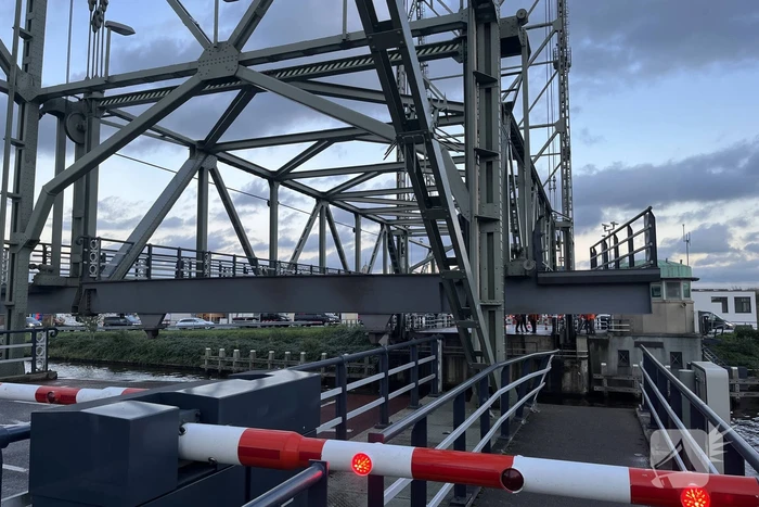 Schip vaart tegen hefbrug
