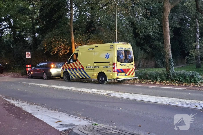Fietser gewond na val bij rotonde