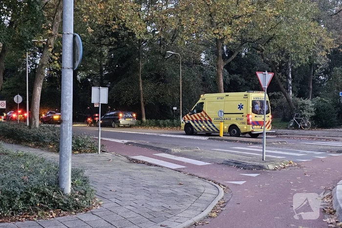 Fietser gewond na val bij rotonde