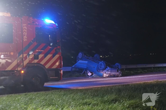 Auto belandt op zijn kop na eenzijdig ongeval
