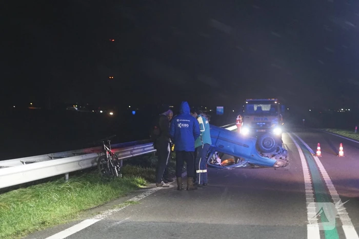 Auto belandt op zijn kop na eenzijdig ongeval