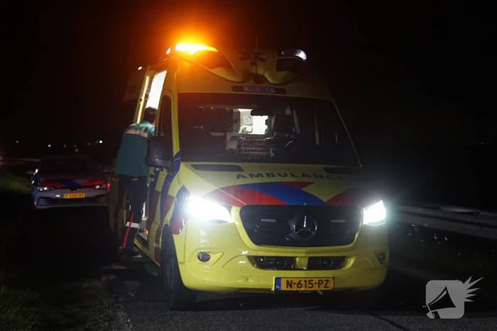 Auto belandt op zijn kop na eenzijdig ongeval