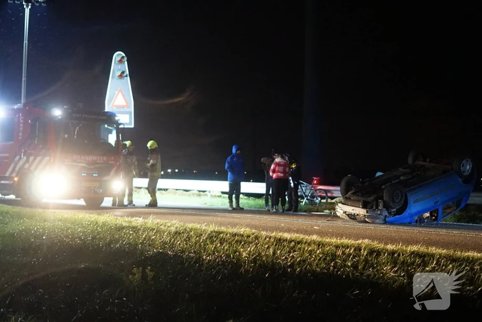 Auto belandt op zijn kop na eenzijdig ongeval
