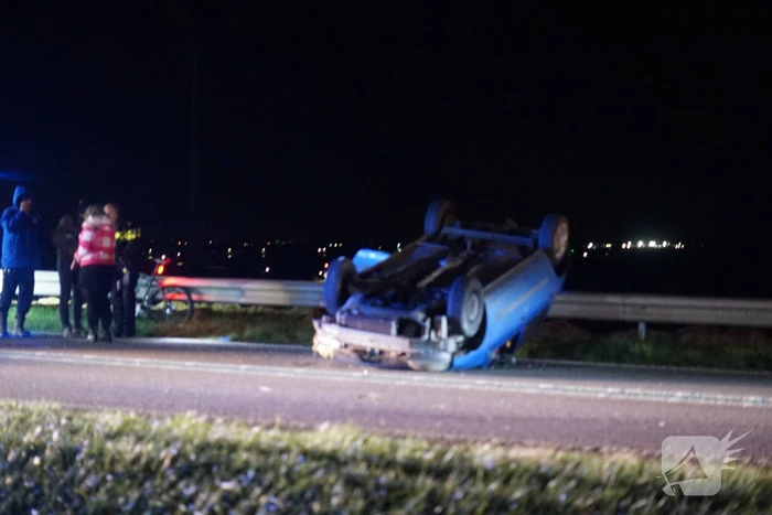 Auto belandt op zijn kop na eenzijdig ongeval