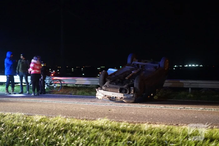 Auto belandt op zijn kop na eenzijdig ongeval