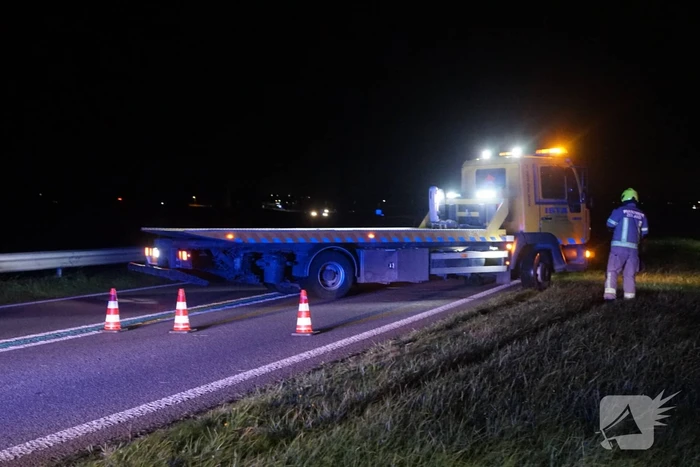 Auto belandt op zijn kop na eenzijdig ongeval