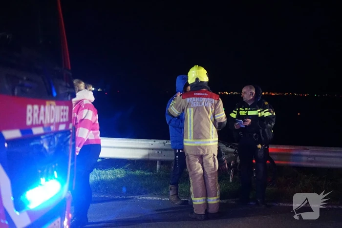 Auto belandt op zijn kop na eenzijdig ongeval