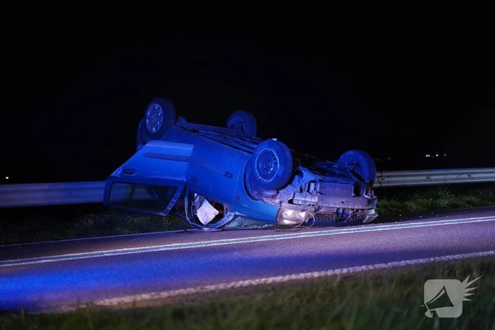Auto belandt op zijn kop na eenzijdig ongeval
