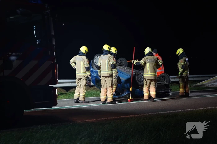Auto belandt op zijn kop na eenzijdig ongeval