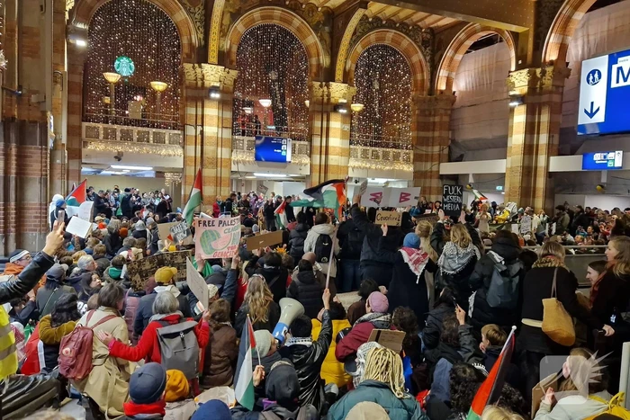 Grote opkomst demonstratie Centraal Station