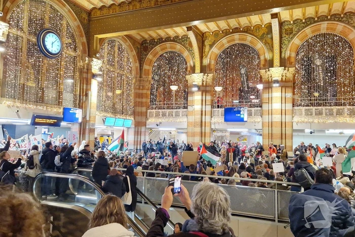 Grote opkomst demonstratie Centraal Station
