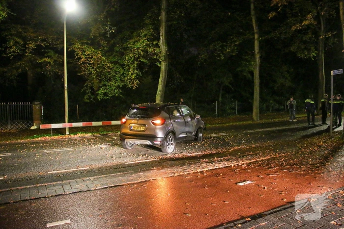 Auto flink beschadigd na botsing met boom