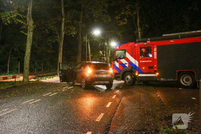 Auto flink beschadigd na botsing met boom