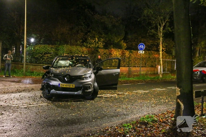 Auto flink beschadigd na botsing met boom