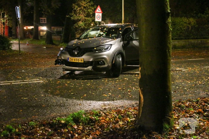 Auto flink beschadigd na botsing met boom