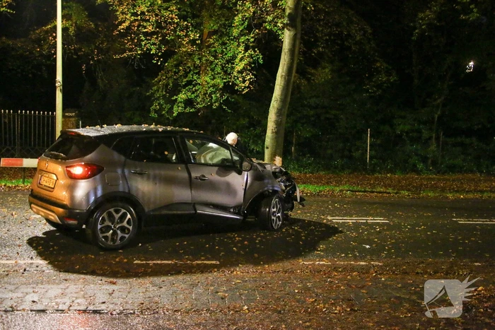 Auto flink beschadigd na botsing met boom
