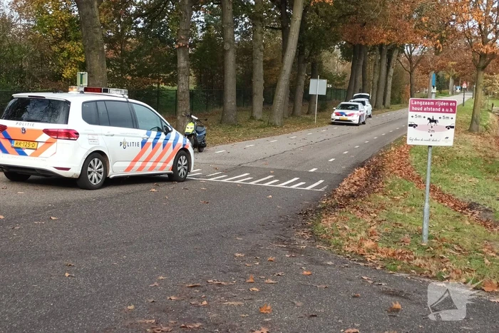 Scooterrijder wijkt uit en komt ten val