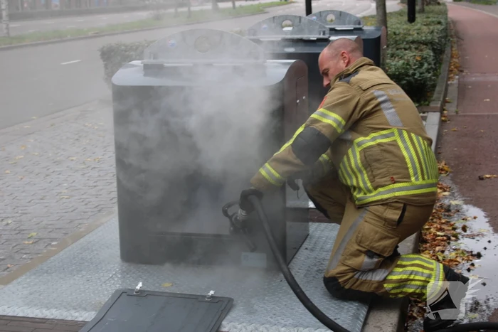 Brandweer blust brand in container