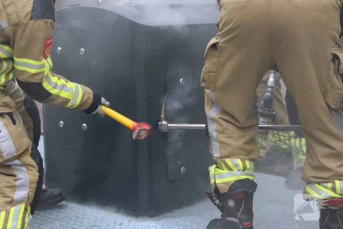 Brandweer blust brand in container
