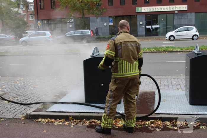 Brandweer blust brand in container
