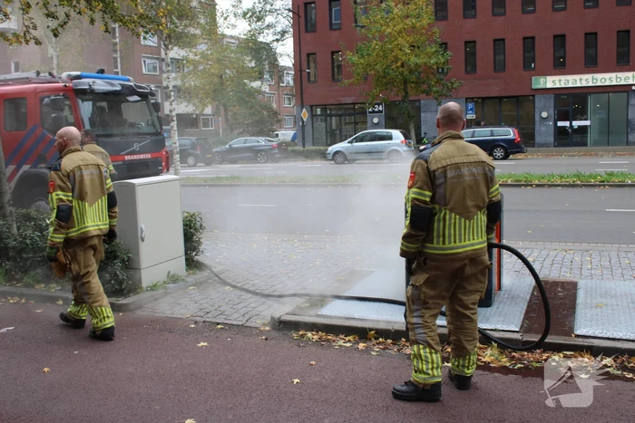 Brandweer blust brand in container
