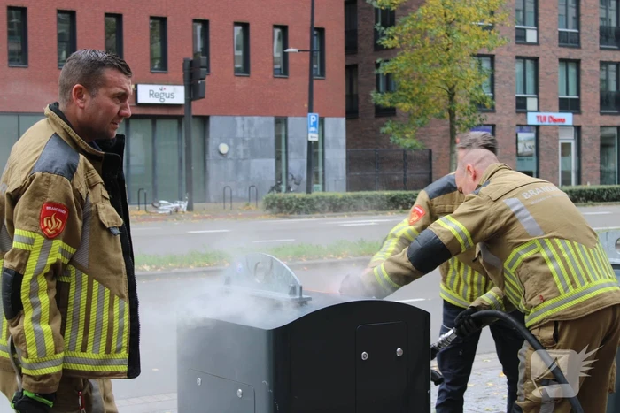 Brandweer blust brand in container
