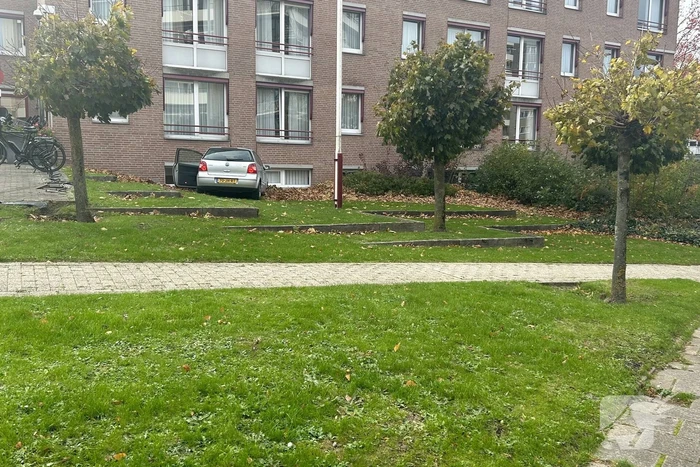 Automobilist verliest macht over stuur en rijdt tegen flatgebouw