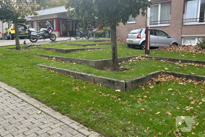 Automobilist verliest macht over stuur en rijdt tegen flatgebouw