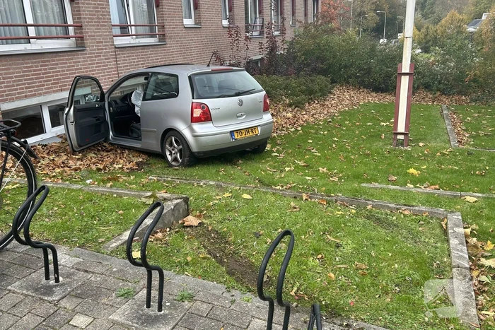 Automobilist verliest macht over stuur en rijdt tegen flatgebouw