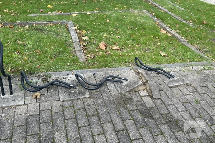Automobilist verliest macht over stuur en rijdt tegen flatgebouw
