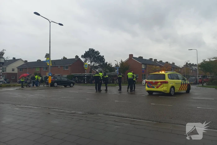 Auto loopt fikse schade op bij aanrijding op kruising
