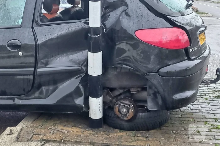 Auto loopt fikse schade op bij aanrijding op kruising