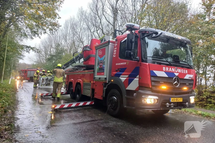 Brandweer verwijdert gevaarlijk hangende tak