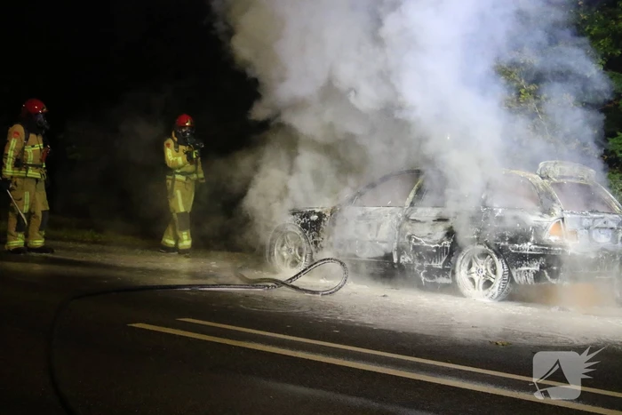 Auto uitgebrand langs doorgaande weg