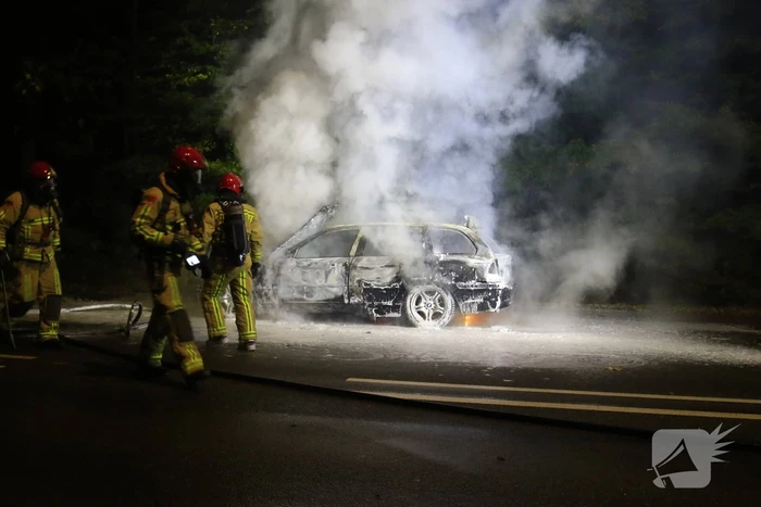 Auto uitgebrand langs doorgaande weg